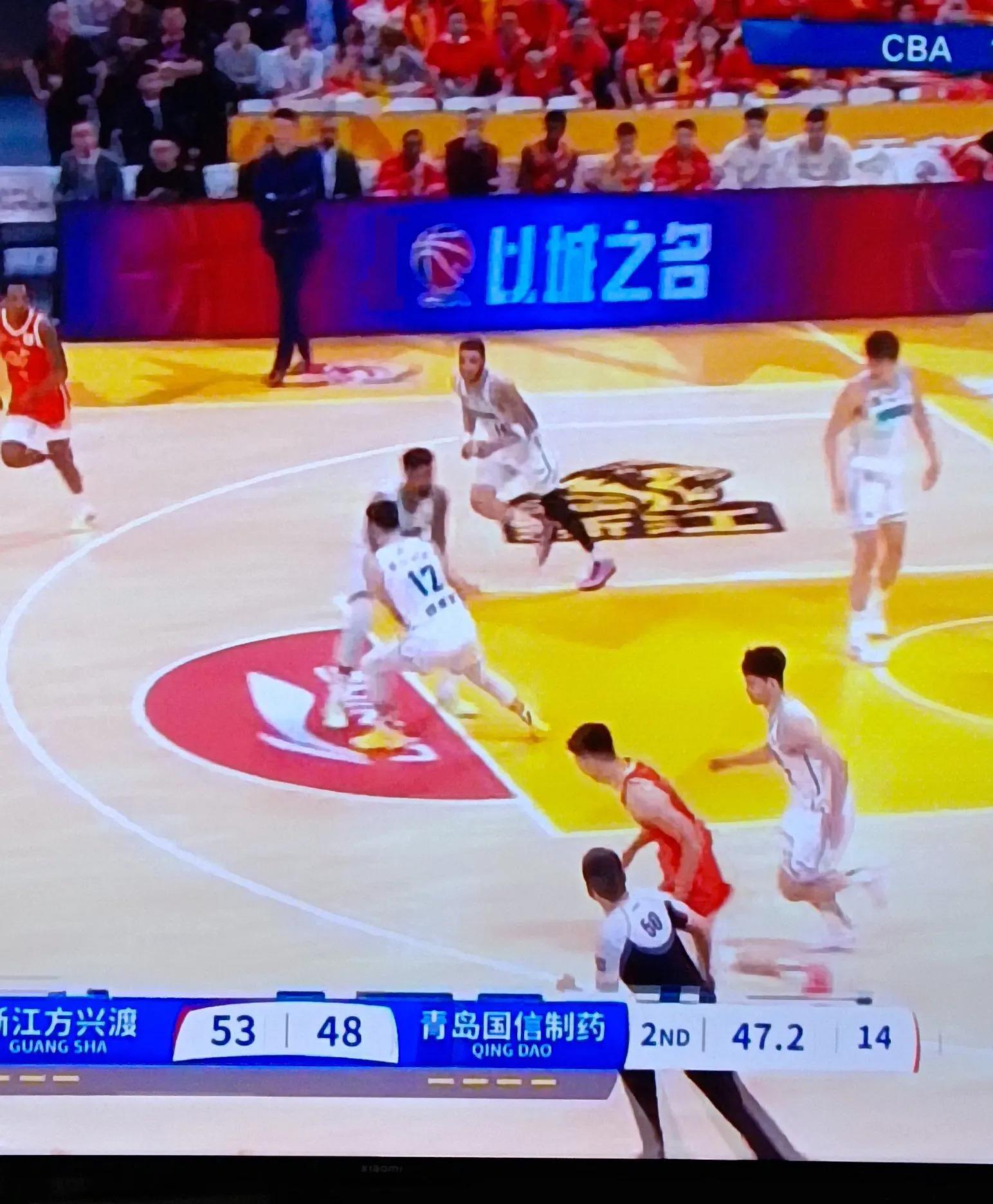 反败为胜首场状态出色，独行侠观众沸腾！，阿扎伦卡重返赛场全场沸腾不已